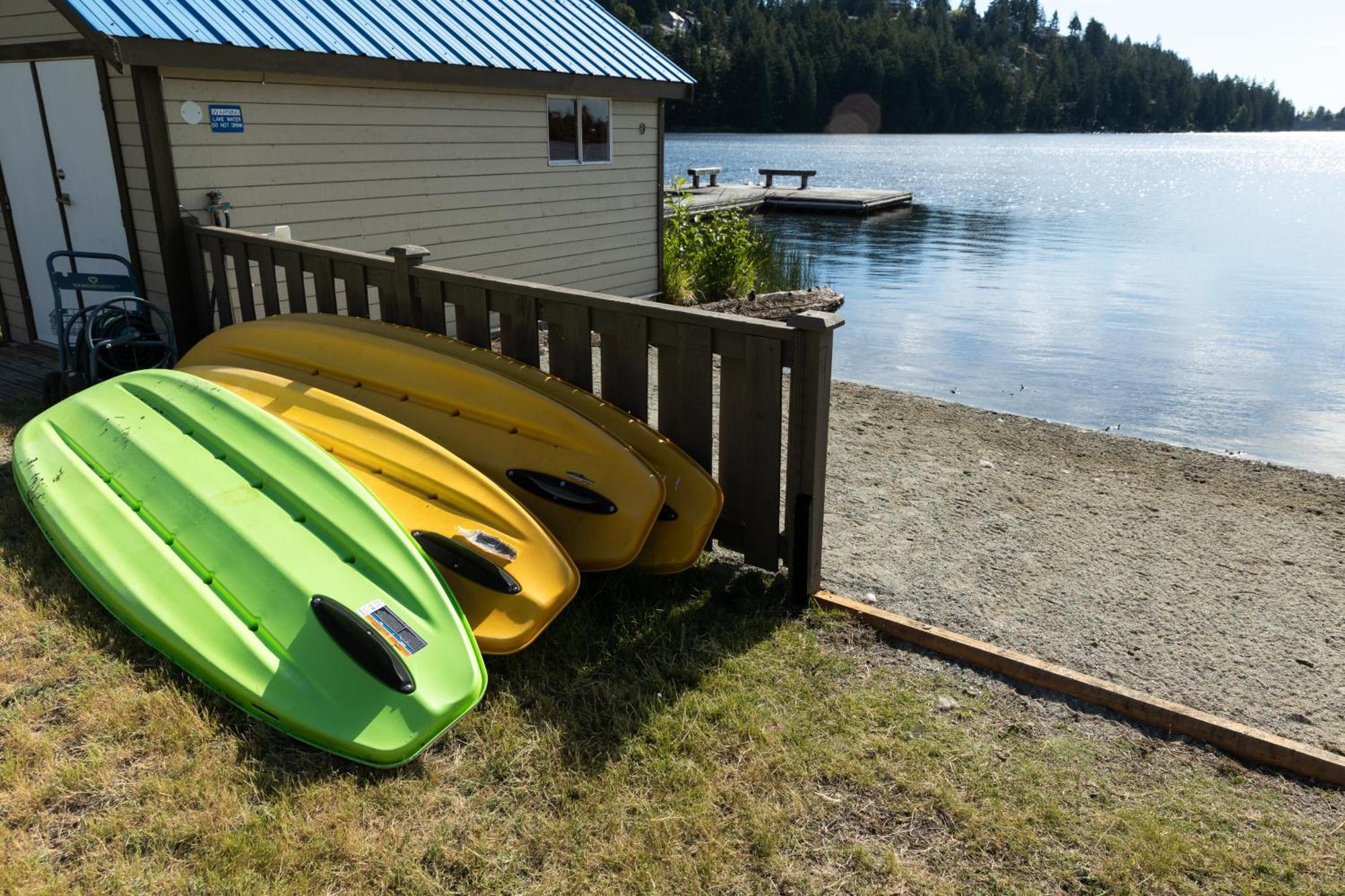 Inn On Long Lake Нанаймо Экстерьер фото