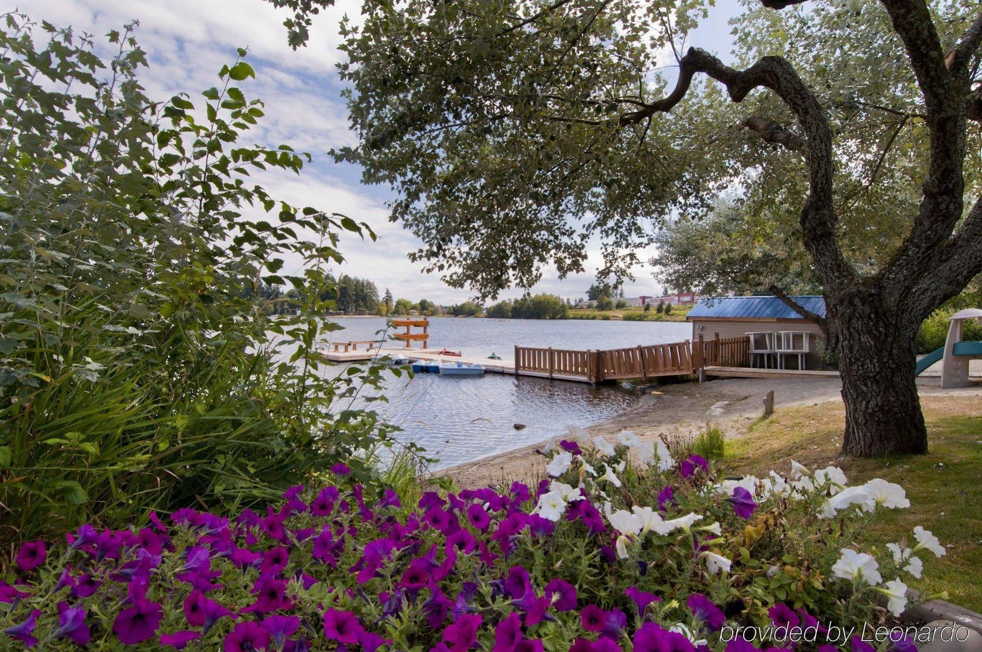 Inn On Long Lake Нанаймо Экстерьер фото